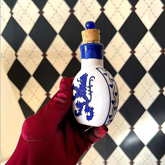 Vintage Blue & White Porcelain Snuff Bottle – European Heraldic Lion Design - Picture 3 of 9